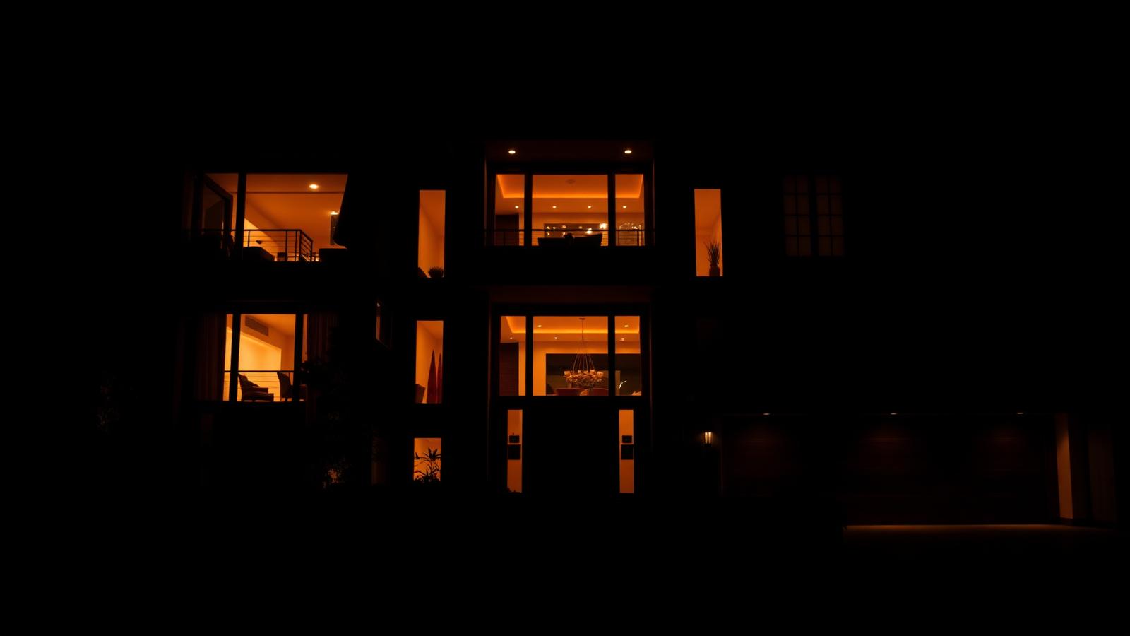 Residência iluminada à noite